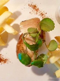 Una foto de Lomito de cerdo al merkén con papas fritas