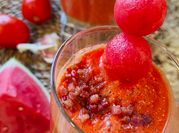 Una foto de gazpacho de sandía