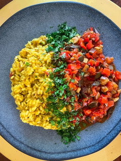 Risotto alla Milanese (Safranrisotto) mit Tomaten-Paprika-Gemüse Rezepthauptbild