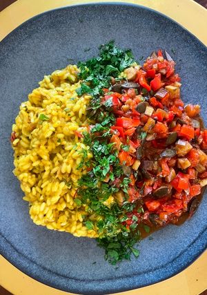Risotto alla Milanese (Safranrisotto) mit Tomaten-Paprika-Gemüse Rezepthauptbild