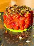 Tartar de atún con crujiente de kikos y aliño cítrico de soja