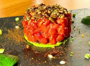 Una foto de Tartar de atún con crujiente de kikos y aliño cítrico de soja