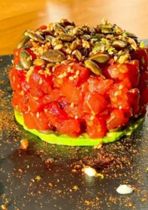 Una foto de Tartar de atún con crujiente de kikos y aliño cítrico de soja
