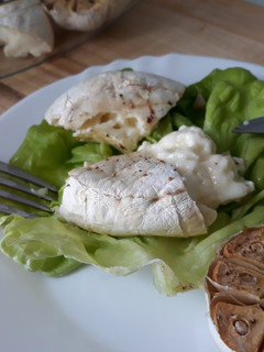 Sült camembert fokhagymával recept fotója