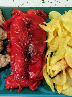 Una foto de Churrascos a la plancha con tomatitos de pera, patatas y pimientos fritos
