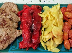 Foto principal de Churrascos a la plancha con tomatitos de pera, patatas y pimientos fritos