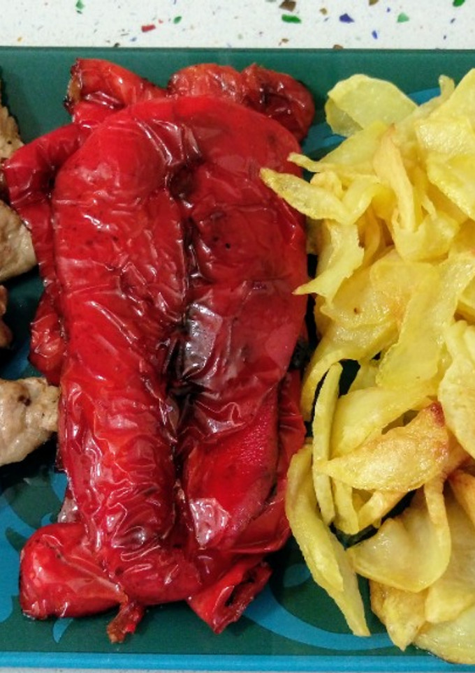 Una foto de Churrascos a la plancha con tomatitos de pera, patatas y pimientos fritos