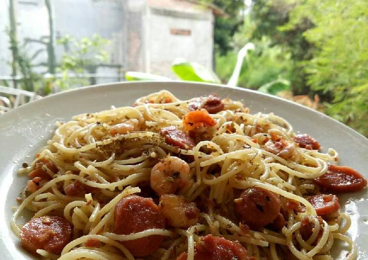 Spaghetti oglio olio with shrimp
