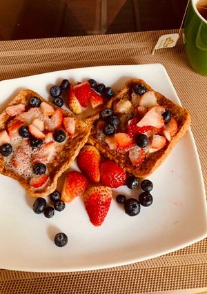 Una foto de Tostadas francesas con arándanos y fresas 😋🍓🍞