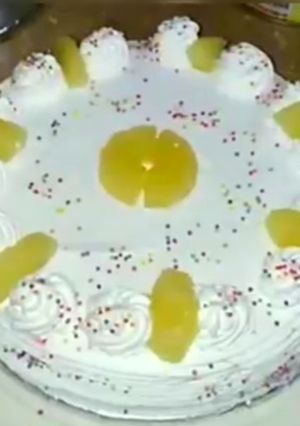 A picture of Fresh pineapple cream cake.