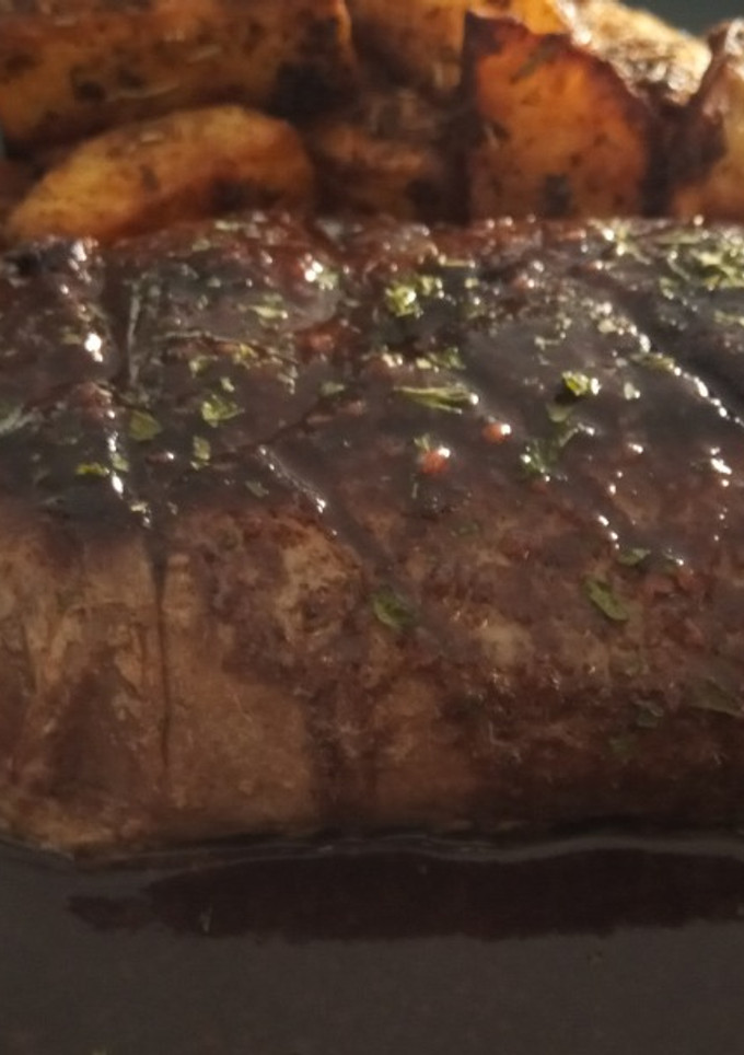 Una foto de Magret de Pato a Baja Temperatura con Reducción de Vino y Patata