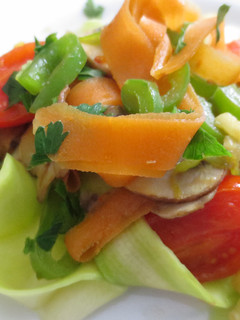 Una foto de Fetuccini de calabacín y salteado de verduras con Agua de Mar
