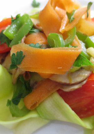 Una foto de Fetuccini de calabacín y salteado de verduras con Agua de Mar