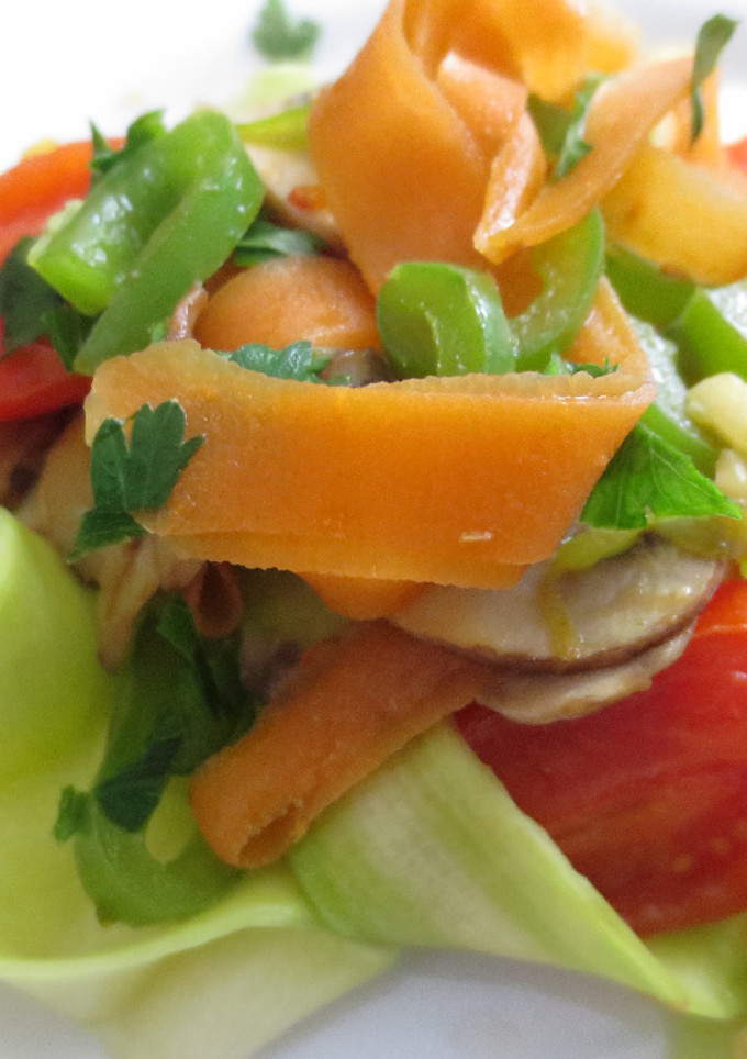 Una foto de Fetuccini de calabacín y salteado de verduras con Agua de Mar