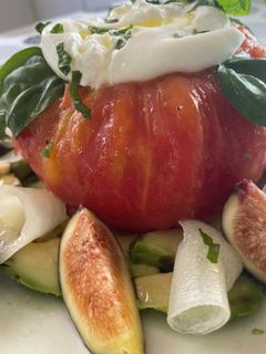 Una foto de Tomate relleno de burrata 🤪