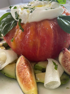 Una foto de Tomate relleno de burrata 🤪