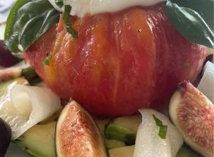 Una foto de Tomate relleno de burrata 🤪