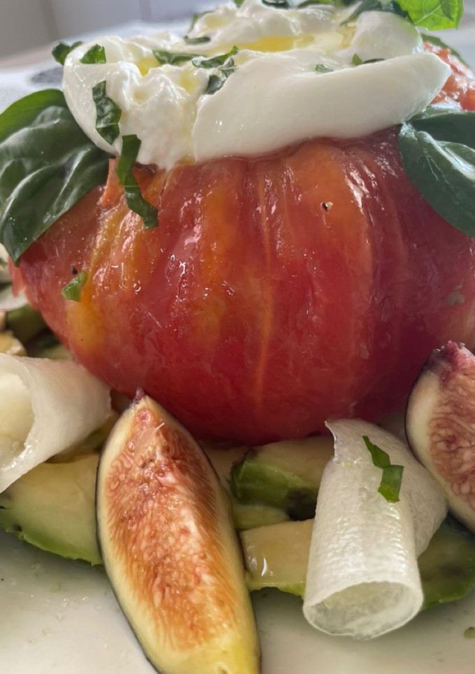 Una foto de Tomate relleno de burrata 🤪