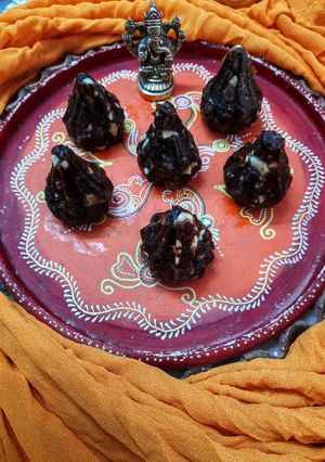 ખજૂર માવા મોદક (Khajoor Mava Modak Recipe In Gujarati) રેસીપી મુખ્ય ફોટો