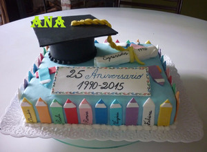 Una foto de Torta 25 aniversario de egresados