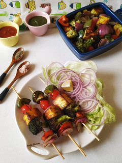 A picture of Grilled vegetable shish kebab.
