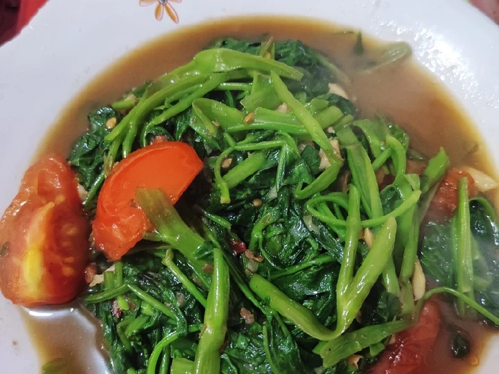 Cara Gampang Menyiapkan Resep Tumis kangkung saos tiram yang Lezat Anti Ribet, Uenak Banget