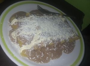 Una foto de Enfrijoladas de choriqueso