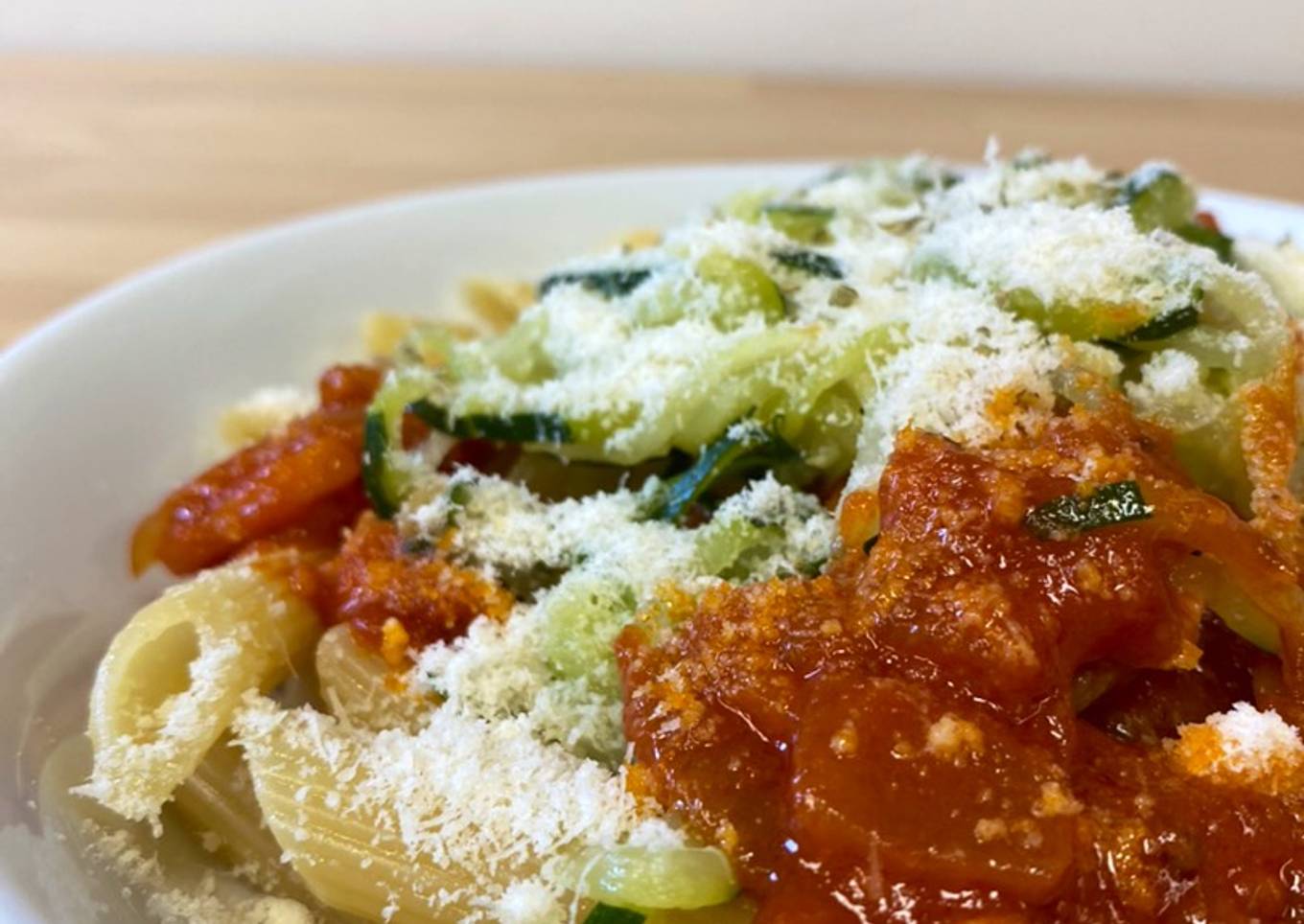 Pasta con espaguetis de calabacín y salsa boloñesa