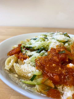 Una foto de Pasta con espaguetis de calabacín y salsa boloñesa
