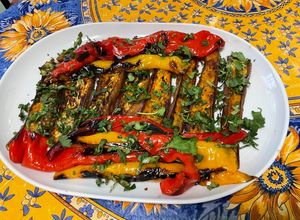 Une photo de Aubergines chinoises et poivrons grillés aux épices et coriandre (recette plancha)