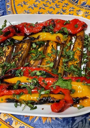 Une photo de Aubergines chinoises et poivrons grillés aux épices et coriandre (recette plancha)