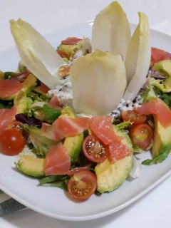 Una foto de Ensalada con salsa roquefort