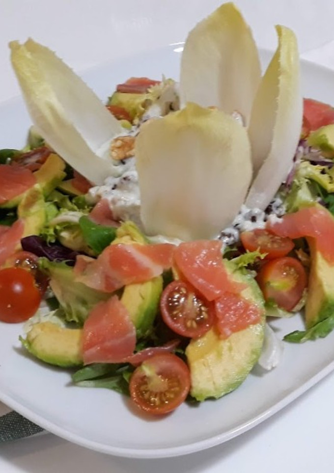 Una foto de Ensalada con salsa roquefort