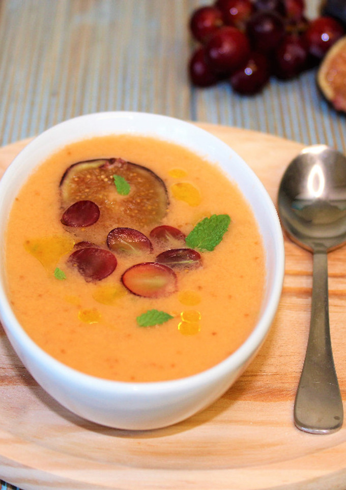 Una foto de Gazpacho de higos y uva roja