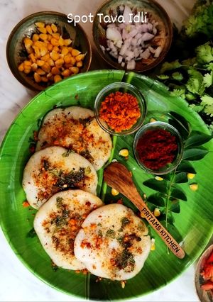 स्पॉट तवा इडली (Spot Tava idli recipe in Hindi) रेसिपी मुख्य फोटो