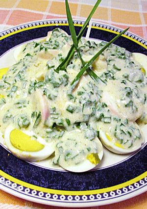 Foto principal de Huevos duros con salsa de yogur al ajo tierno
