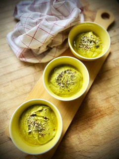 Una foto de Salmorejo verde de aguacate y manzana (en Thermomix)