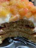 Hotcakes integrales con yogur y manzana con canela