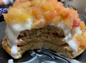 Una foto de Hotcakes integrales con yogur y manzana con canela