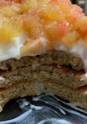 Una foto de Hotcakes integrales con yogur y manzana con canela