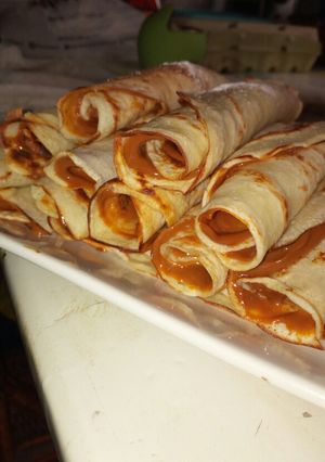 Una foto de Panqueques con manjar!!