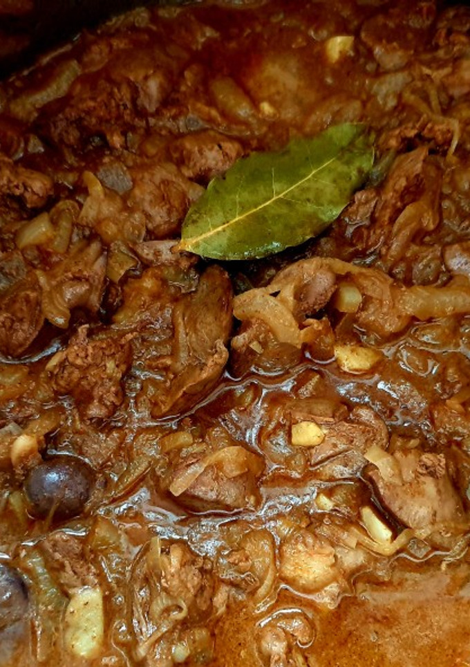 Una foto de Higadito de pollo encebollado