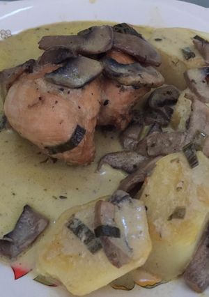 Una foto de Pollo al champignon con papas a la mostaza