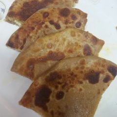 A picture of Chicken Cheesy Paratha.