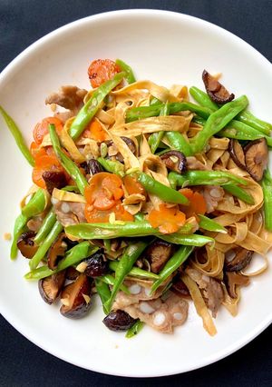 Hình của món Keto: Váng đậu xào thập cẩm.