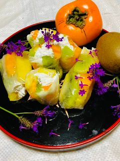 Una foto de Vietnamitas Rollitos de frutas con Chantilly!