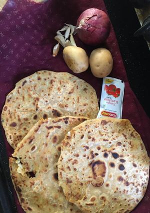 આલુ ઓનિયન પરાઠા (Aloo Onion Paratha Recipe In Gujarati) રેસીપી મુખ્ય ફોટો