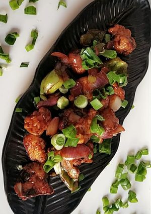 A picture of Cauliflower dry manchurian.