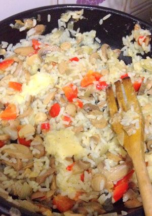 Una foto de Arroz con champiñones salteados