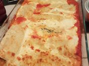 Una foto de canelones de pollo y espinaca